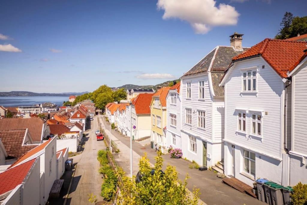 Leilighet I Bergens Vakreste Gate - Nydelig Utsikt Over Innseilingen Til Bergen! Екстериор снимка